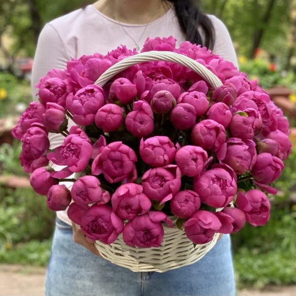 51 малиновый пион Флеминг в корзине